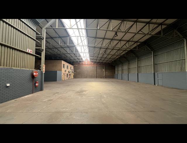 1,092M² WAREHOUSE TO LET IN SPARTAN